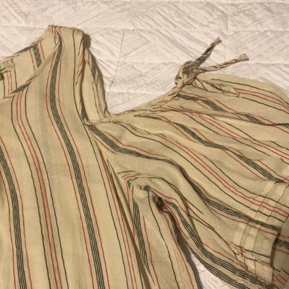 Cold shoulder top. - Picture 3 of 4